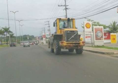 Trator atrapalha trânsito na Constantino Nery