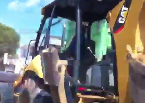 Homem quase filma seu próprio acidente com um trator no Centro de Manaus