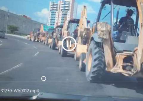 Tratores desfilam na bola do Coroado e complicam trânsito