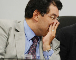 Tudo o que o senador  precisa para oxigenar a sua vaidade pessoal...