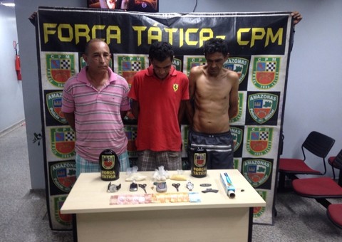 Homens envolvidos com o trafico são presos com meio quilo de cocaína