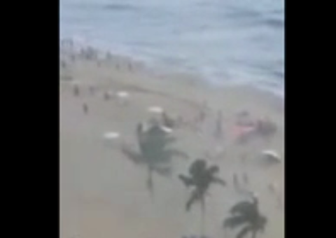 Tromba d'água assusta banhistas no Recife. Veja: