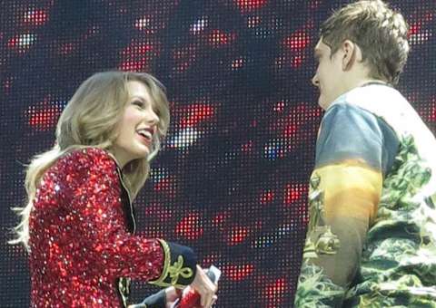   Fã invade palco durante show de Taylor Swift em Londres 