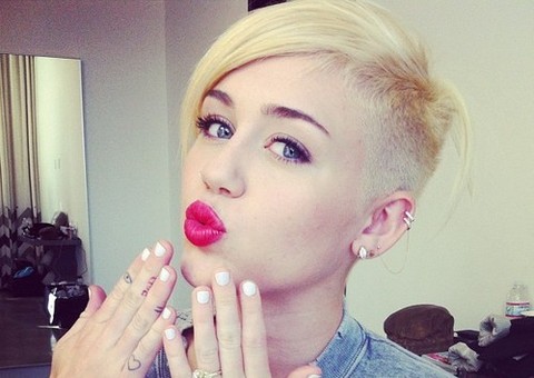 Miley Cyrus publica foto sugestiva para incentivar masturbação