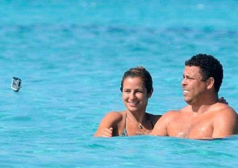 Página na web exibe fotos tiradas com ‘pau de selfie’, mas sem a vareta