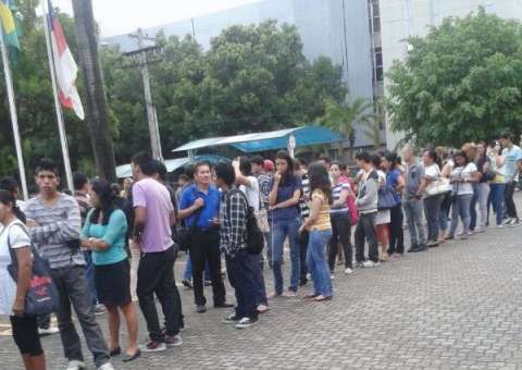 Restrição de senhas provoca filas quilométricas no TRE