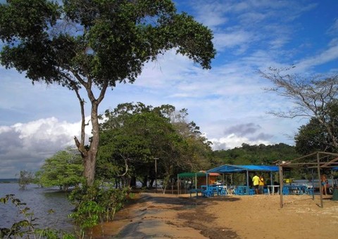 Mestrandos retiram lixo de praias e igarapés do Tarumã
