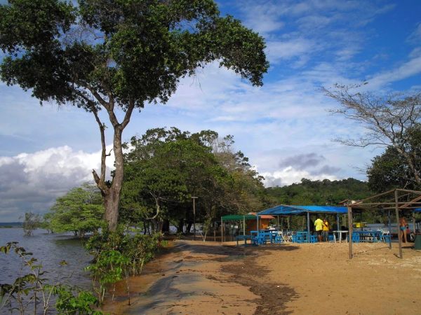Mestrandos retiram lixo de praias e igarapés do Tarumã