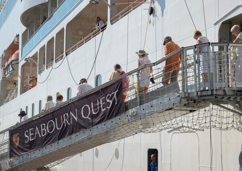 Transatlântico traz mais de 1 mil turistas a Manaus