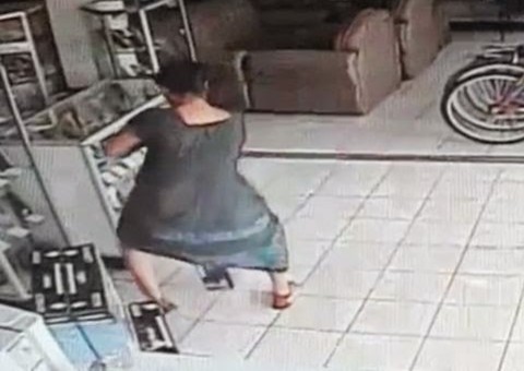 Mulher furta TV e a esconde entre suas coxas! Confira no vídeo