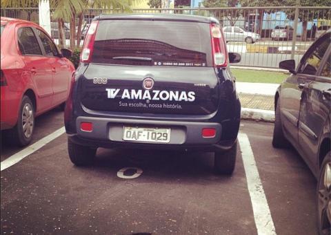 Carro da TV Amazonas ocupa vaga de idosos