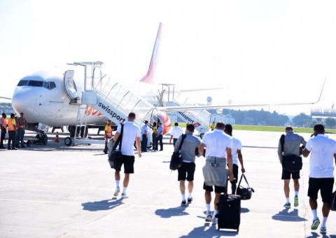 Seleção da Inglaterra chega  em Manaus pouco antes da abertura da Copa