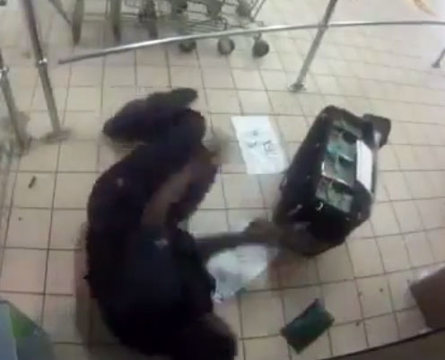 Vídeo registra assalto e troca de tiros durante abastecimento de caixa eletrônico