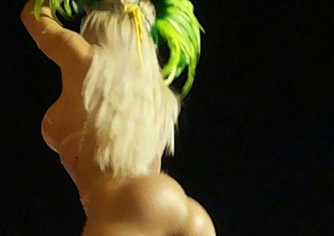 Vídeo: Atriz do Teste de Fidelidade rouba a cena na Tucuruvi e nega que seja silicone