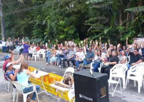 Servidores em greve fecham entrada do campus da Ufam  
