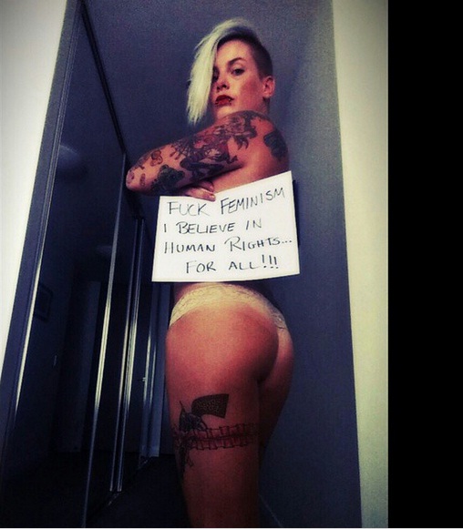 Lutadora do UFC tira a roupa e protesta contra o feminismo 