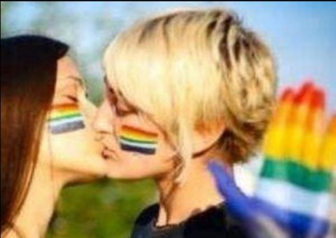  Conta de Italiana foi banida do facebook por foto de mulheres se beijando