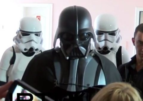 "Darth Vader" se recusa a tirar máscara e é impedido de votar na Ucrânia