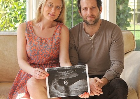 Pais se impressionam ao ver ultrassonografia do filho fazendo o “V de vitória” no útero da mãe