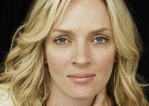 Uma Thurman aparece irreconhecível em evento