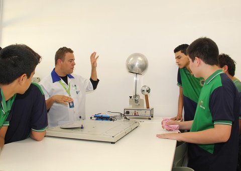 Estudantes da rede estadual conhecem laboratórios da Fundação Nokia 