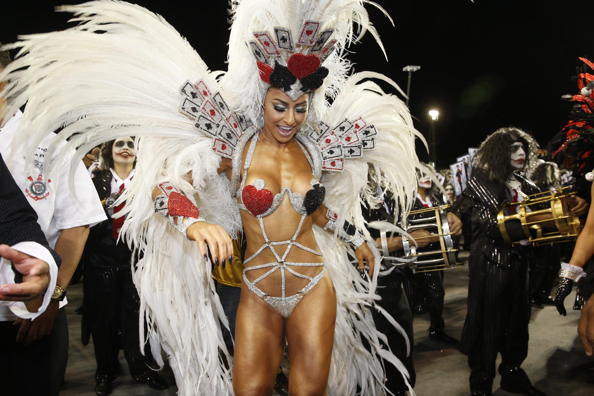  U-A-U! Veja detalhes da fantasia (e do corpaço!) de Sabrina Sato na Gaviões da Fiel