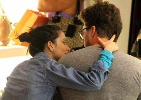  Thiago Fragoso troca carinhos com esposa durante compras de natal