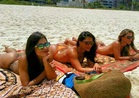 Aline Riscado e bailarinas do Faustão exibem curvas em dia de praia