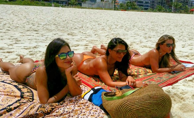 Aline Riscado e bailarinas do Faustão exibem curvas em dia de praia