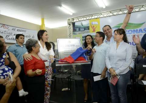 Omar Aziz inaugura escola no Residencial Viver Melhor