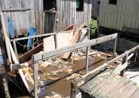 Prefeitura começa a demolir casas desocupadas na Comunidade da Sharp