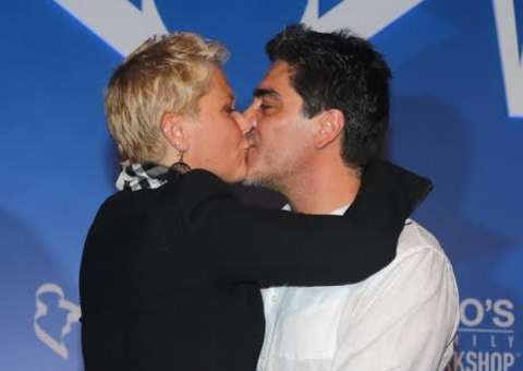  Xuxa se emociona com doações e beija muito o namorado