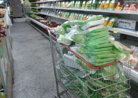 Produtos com mofo e fora do prazo de validade são apreendidos durante fiscalização em supermercado DB