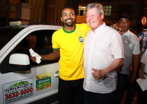Prefeito faz a adesivagem simbólica em carros de taxistas formados no curso de inglês para a Copa