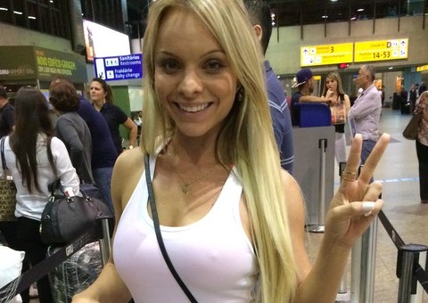    Agora virgem, vencedora do Miss Bumbum viaja para posar em ensaio nu