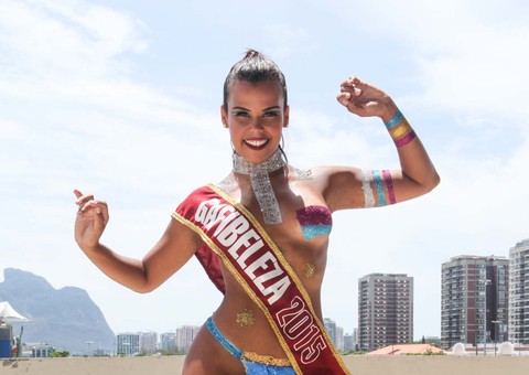 Com corpo pintado, ex-bailarina do Faustão mostra belas curvas ao cair no samba