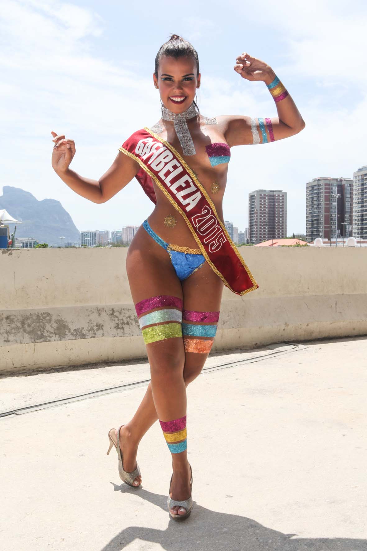 Com corpo pintado, ex-bailarina do Faustão mostra belas curvas ao cair no samba