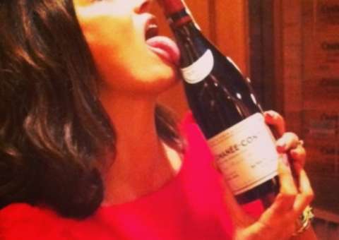 Mulher de suplente de senador do Amazonas lambe garrafa de vinho R$ 130 mil