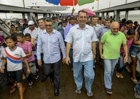 Governador Omar Aziz anuncia construção de hospital e recuperação de estradas em Anori e inaugura novo sistema viário em Beruri