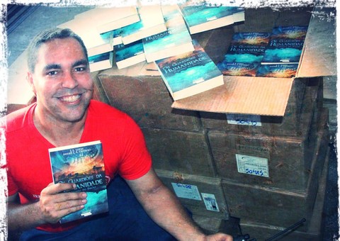 Obra de bombeiro escritor narra aventura futurística em Manaus na busca pela paz