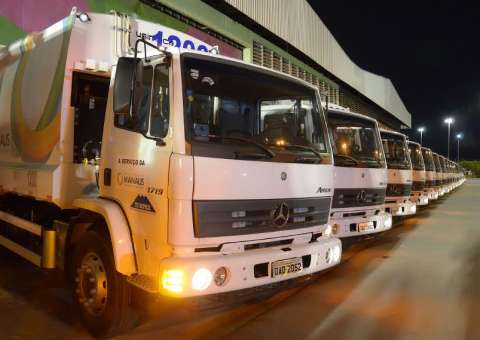 Prefeito entrega 26 novos caminhões coletores de lixo