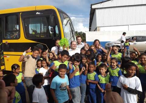 Novos ônibus vão beneficiar 1,6 mil alunos em Rio Preto da Eva
