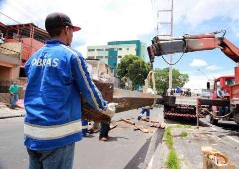 Implurb retira três engenhos publicitários de grande porte do passeio público por irregularidades