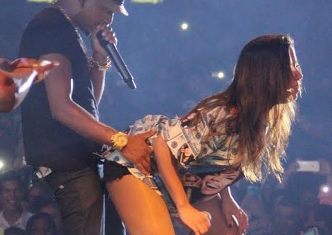 Anitta ousa em coreografia e posa coladinha com Gabriel Medina antes de show