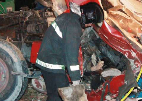 Motorista de caminhão morre esmagado pelo próprio veículo