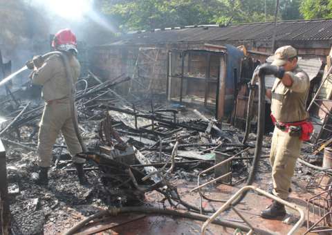 Incêndio destrói residência no Japiim. Animais morrem carbonizados