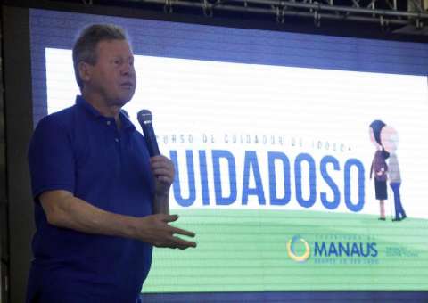  Prefeito faz a abertura de aula inaugural para cuidadores de idosos e lança site para profissionais