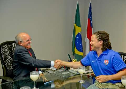 José Melo  recebe embaixador da seleção de futebol dos EUA