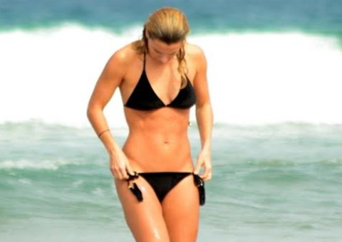 Carolina Dieckmann provoca "Só durmo pelada. No máximo, uma calcinha"