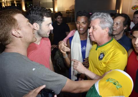 Prefeito prestigia FIFA Fan Fest e destaca presença de estrangeiros em Manaus  